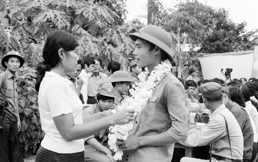 Residents of Battambang province (Cambodia) bid farewell to Vietnamese volunteer soldiers completing their international duties and returning home on the morning of June 20, 1984. (Photo: VNA)