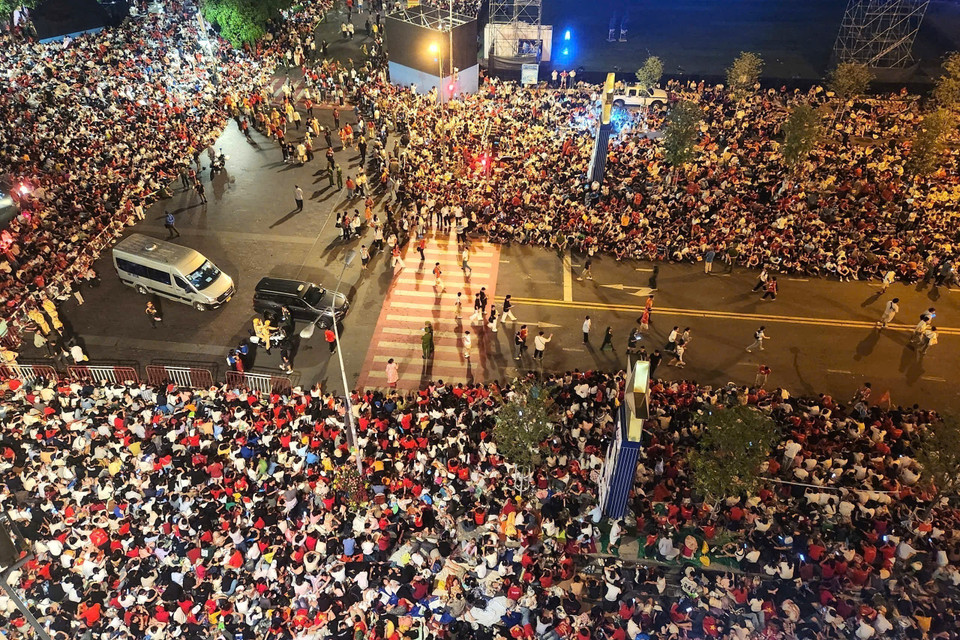Thousands await the celebration. (Photo: Manh Linh – VNA)