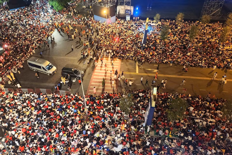 Thousands await the celebration. (Photo: Manh Linh – VNA)