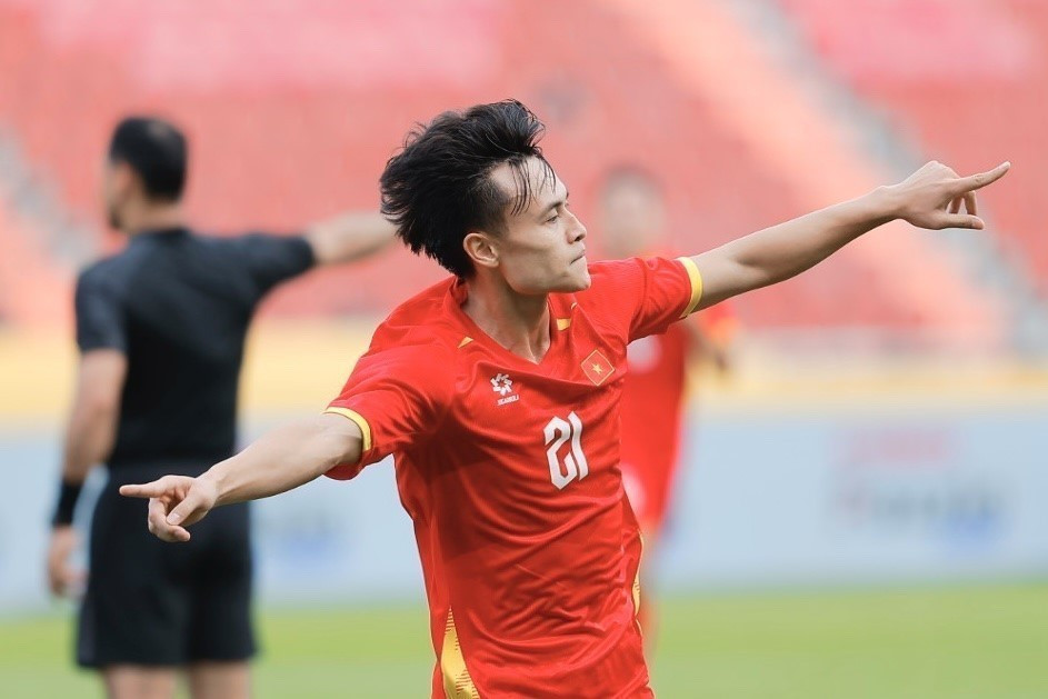 Minh Phuc (21) celebrates after doubling Vietnam’s lead to 2–0. (Photo: Minh Quyet – VNA correspondent in Thailand)
