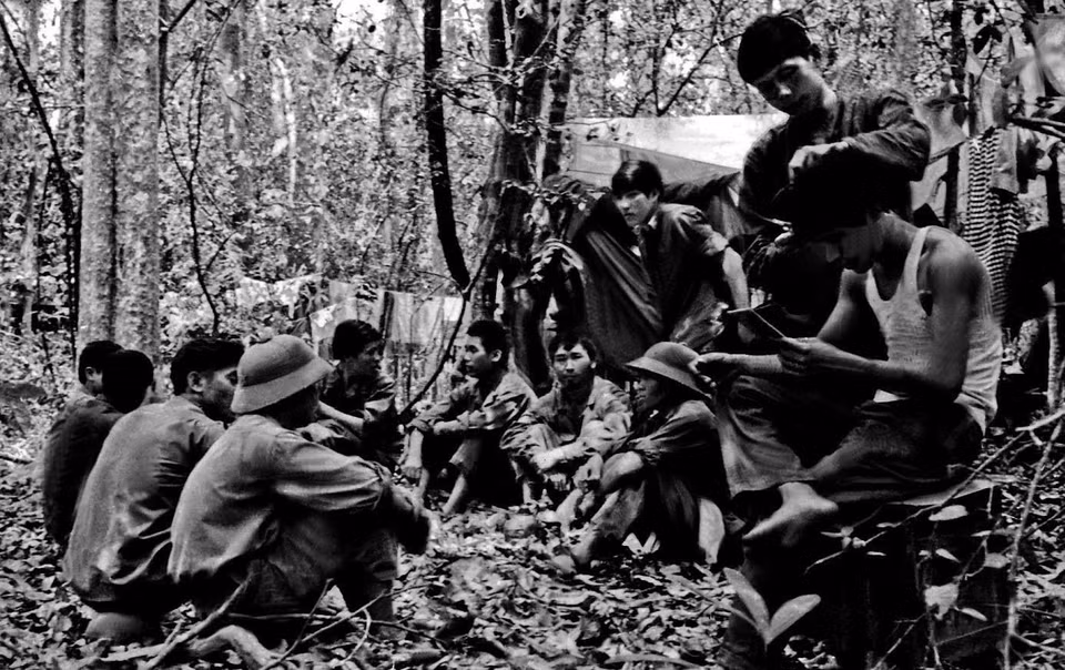 The GP10 reporting team makes a stop on their way to support the Liberation News Agency during the Ho Chi Minh Campaign. (Photo: VNA)
