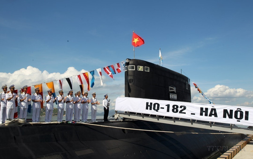 The national flag is raised on submarine HQ-182 Hanoi in Khanh Hoa in 2014. (Photo: VNA)