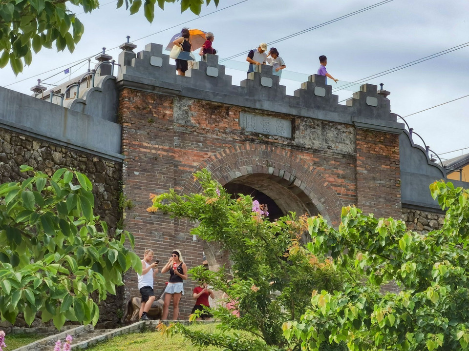 The gate inscribed with the three words “Hai Van Quan” has been restored, bringing back the majestic grandeur of this historic fortress entrance. (Photo: Thanh Tung – VNA)