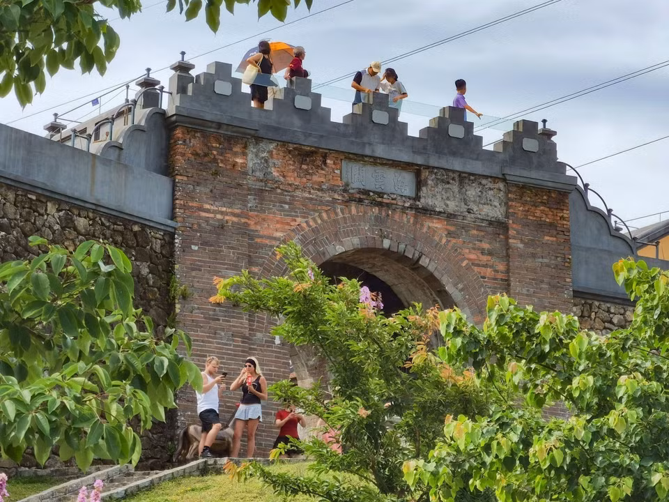 The gate inscribed with the three words “Hai Van Quan” has been restored, bringing back the majestic grandeur of this historic fortress entrance. (Photo: Thanh Tung – VNA)