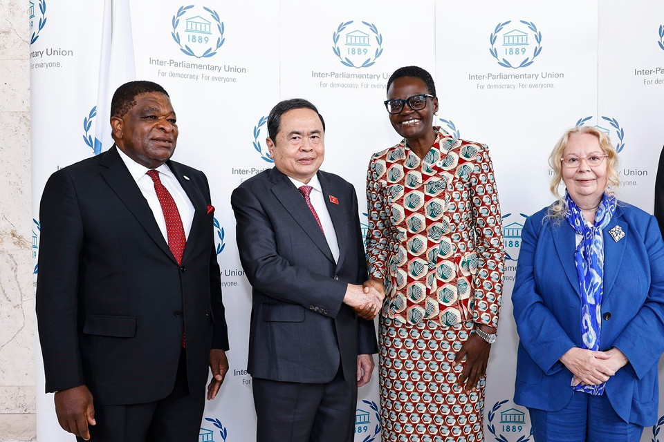 IPU President Tulia Ackson and Secretary General Martin Chungong welcome National Assembly Chairman Tran Thanh Man to the opening ceremony of the 6th World Conference of Speakers of Parliament. (Photo: VNA)
