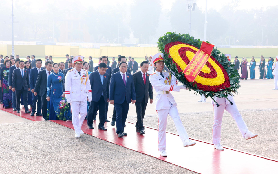 Prime Minister Pham Minh Chinh and the delegation attending the first Congress of the Government Party Organisation for the 2025–2030 tenure lay a wreath and pay tribute to President Ho Chi Minh at his Mausoleum. (Photo: Pham Kien - VNA)