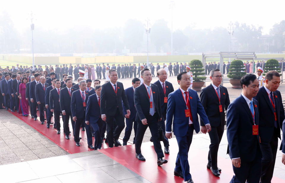 Delegates attending the first Congress of the Government Party Organisation for the 2025–2030 tenure lay a wreath and pay tribute to President Ho Chi Minh at his Mausoleum. (Photo: Pham Kien - VNA)