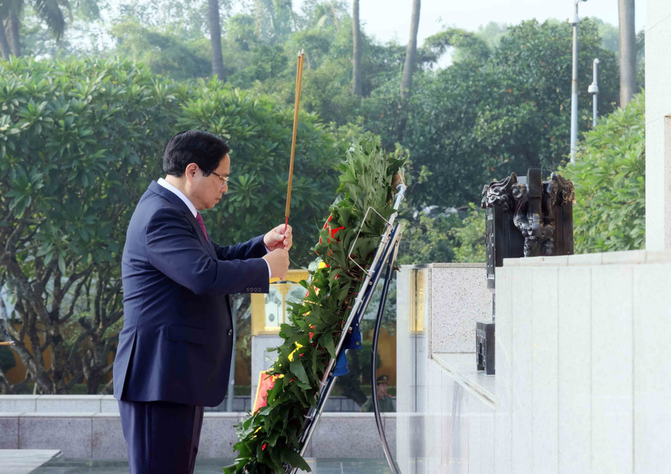 Prime Minister Pham Minh Chinh offers incense in commemoration of fallen heroes. (Photo: An Dang - VNA)