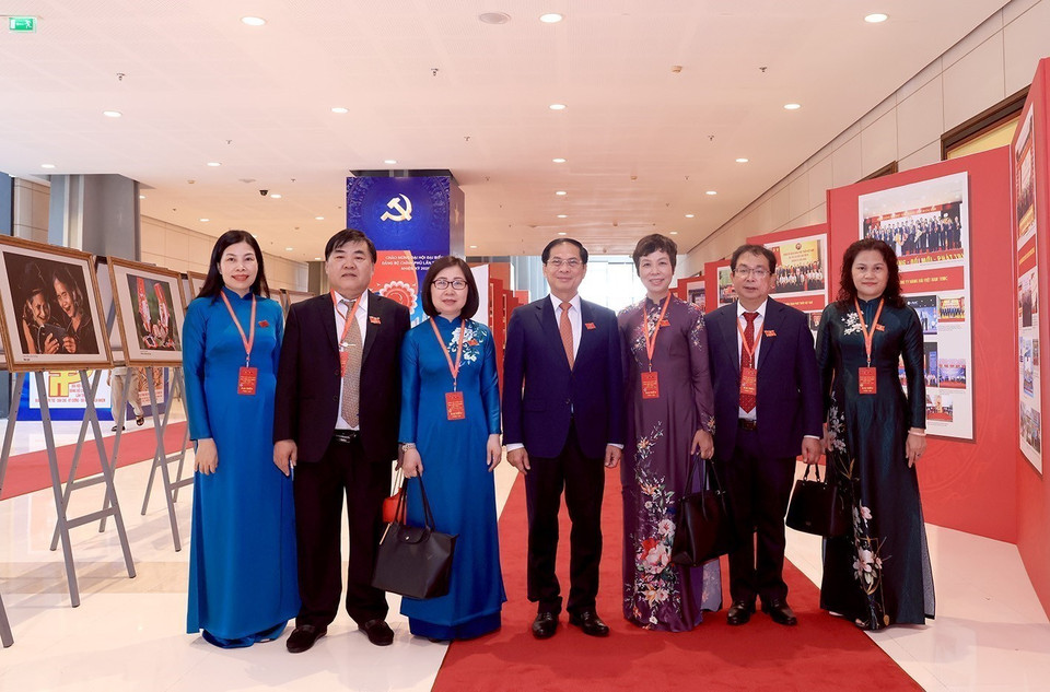 In the solemn setting of the National Convention Center in Hanoi, where the first Congress of the Government Party Organisation for the 2025–2030 tenure is taking place on October 12–13, 2025, the Vietnam News Agency (VNA) hosts a photo exhibition featuring more than 500 outstanding photos and four infographics. The exhibition provides a comprehensive reflection of the nation’s achievements under the leadership of the Party and the Government during the past tenure.