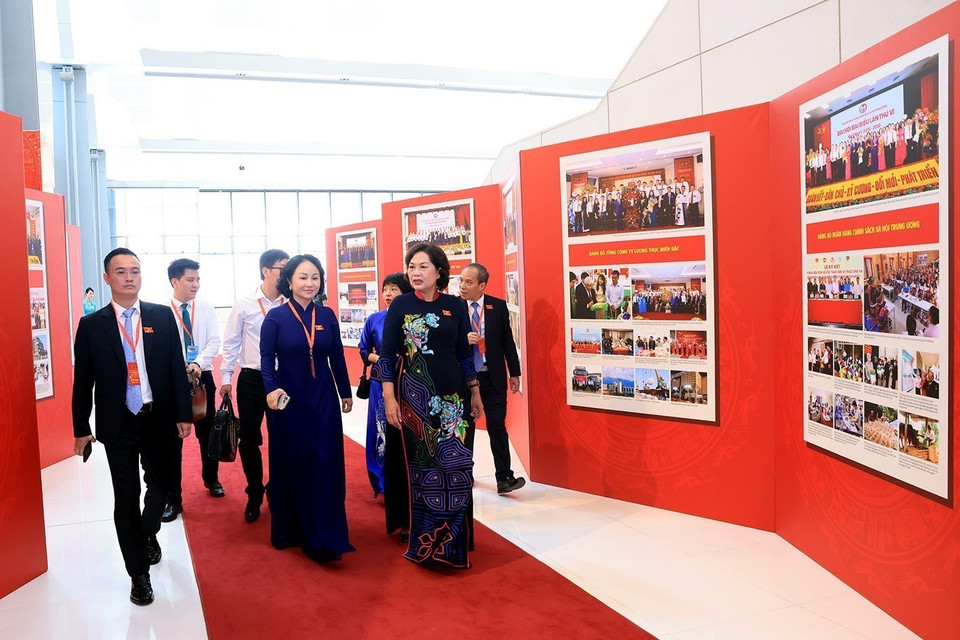 In the solemn setting of the National Convention Center in Hanoi, where the first Congress of the Government Party Organisation for the 2025–2030 tenure is taking place on October 12–13, 2025, the Vietnam News Agency (VNA) hosts a photo exhibition featuring more than 500 outstanding photos and four infographics. The exhibition provides a comprehensive reflection of the nation’s achievements under the leadership of the Party and the Government during the past tenure.