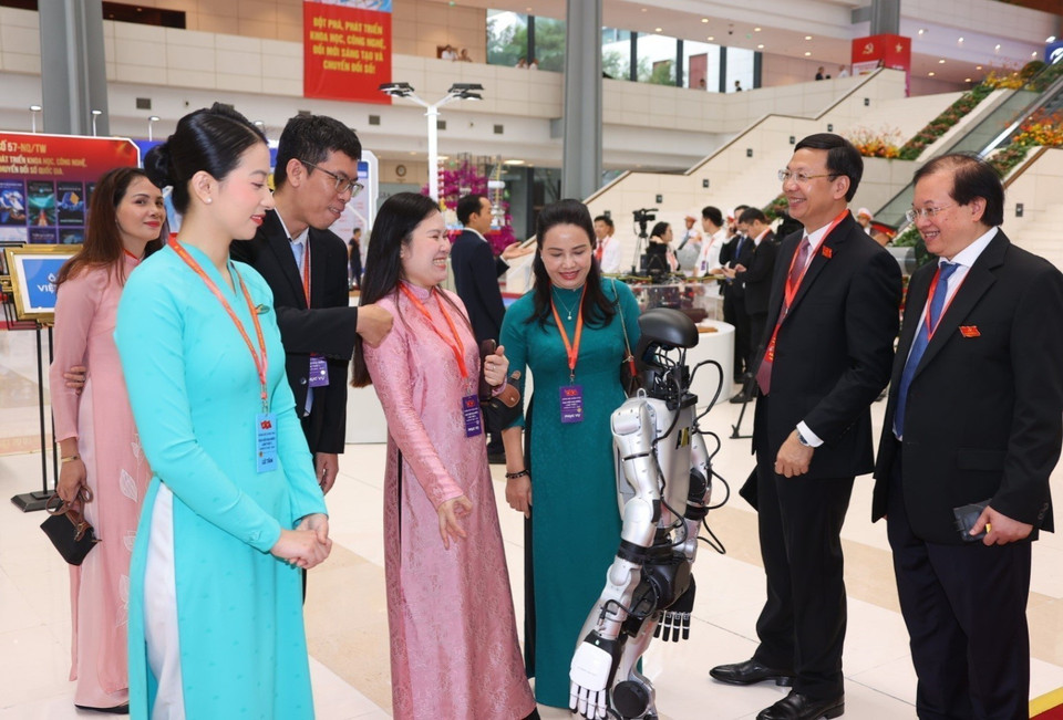 Delegates experience high-tech products on the sidelines of the Congress. (Photo: Van Diep - VNA)