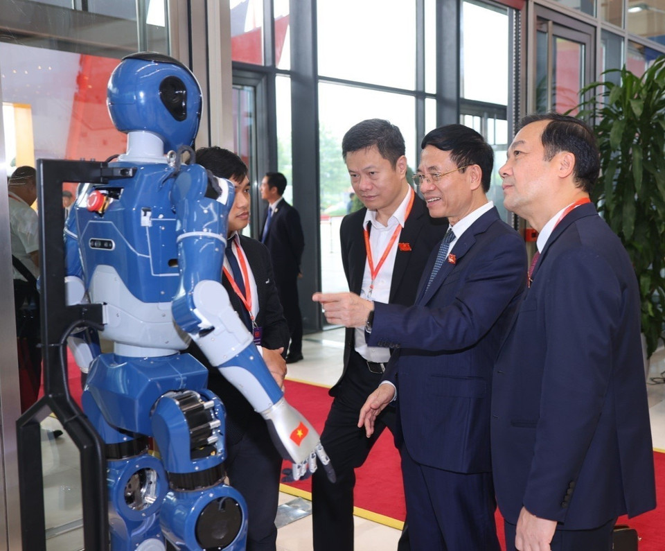 Delegates experience high-tech products on the sidelines of the Congress. (Photo: Van Diep - VNA)