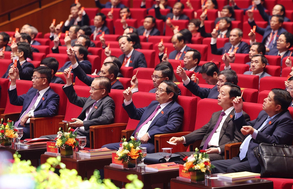 Delegates vote to adopt the Congress’s working agenda. (Photo: Van Diep - VNA)