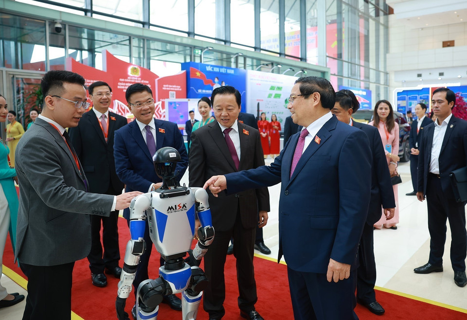 Prime Minister Pham Minh Chinh and delegates visit an exhibition showcasing achievements in science, technology, and innovation. (Photo: Duong Giang - VNA)