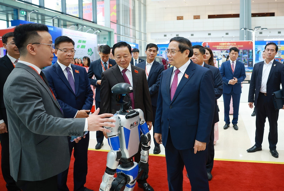 Prime Minister Pham Minh Chinh and delegates visit an exhibition showcasing achievements in science, technology, and innovation. (Photo: Duong Giang - VNA)
