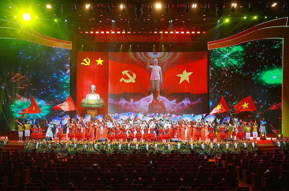 An art performance takes place during the preparatory session of the Congress. (Photo: Van Diep - VNA)