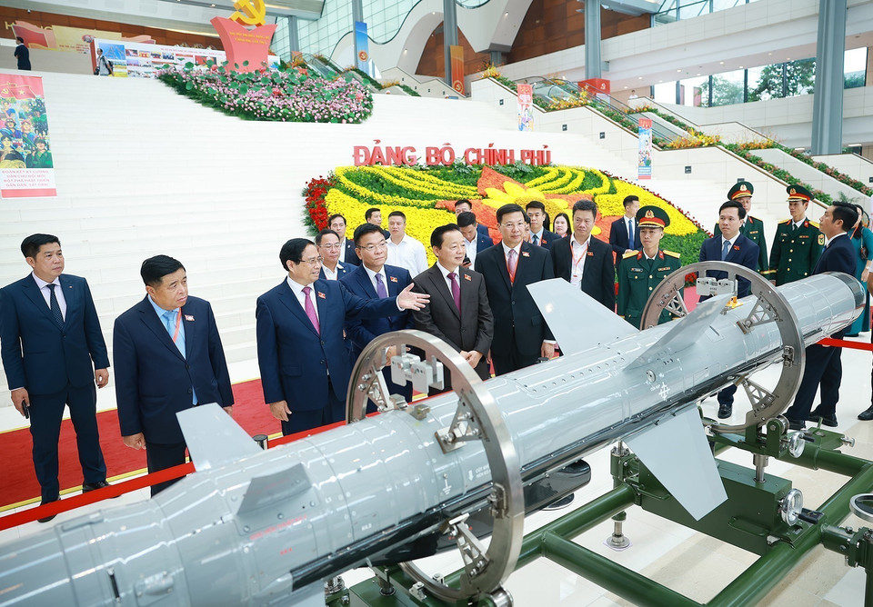 Before the preparatory session, Prime Minister Pham Minh Chinh and delegates visit an exhibition showcasing achievements in science, technology, and innovation. (Photo: Duong Giang - VNA)