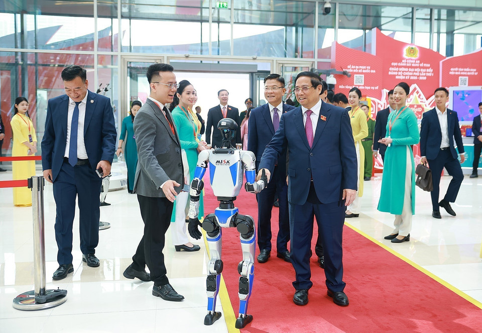 Prime Minister Pham Minh Chinh and delegates visit an exhibition showcasing achievements in science, technology, and innovation. (Photo: Duong Giang - VNA)