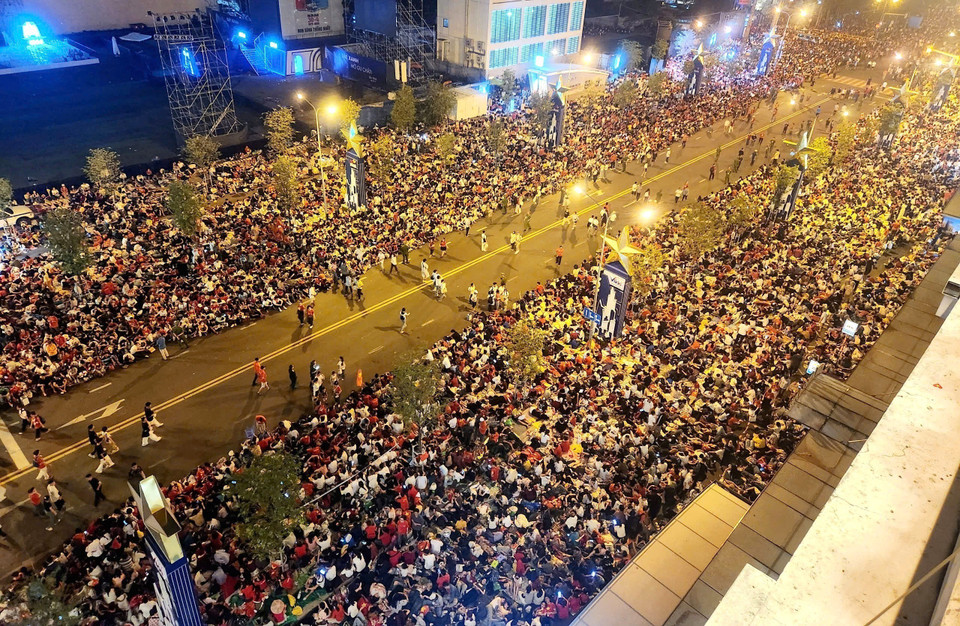 Thousands await the celebration. (Photo: Manh Linh – VNA)