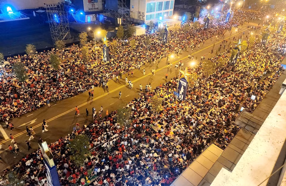 Thousands await the celebration. (Photo: Manh Linh – VNA)