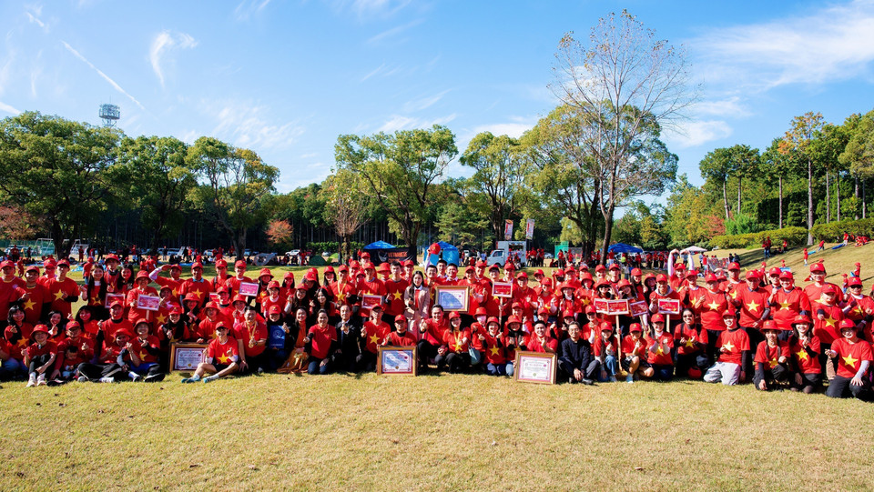 Thousands of overseas Vietnamese take part in setting the record. (Photo: Xuan Giao – VNA)