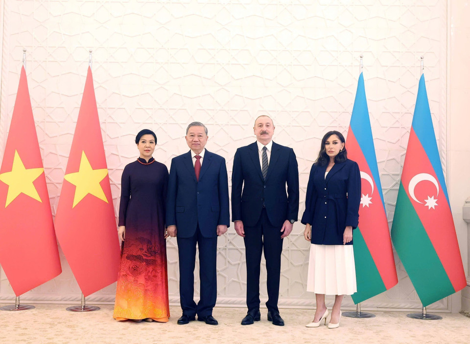 Party General Secretary To Lam and his spouse pose for a photo with President of Azerbaijan Ilham Aliyev and his spouse. (Photo: Thong Nhat – VNA)