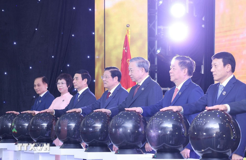 Party General Secretary To Lam and delegates press the button to the launch of the information portal for the 14th National Party Congress while attending the Vietnam News Agency's 80th founding anniversary. (Photo: VNA)