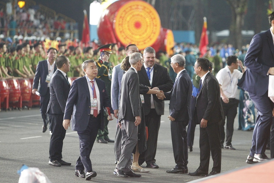 International guests arrive at the grandstand area on Le Duan Street, District 1. (Photo: VNA)