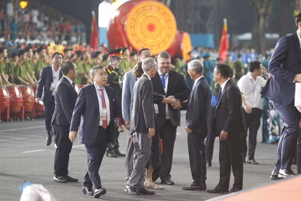 International guests arrive at the grandstand area on Le Duan Street, District 1. (Photo: VNA)