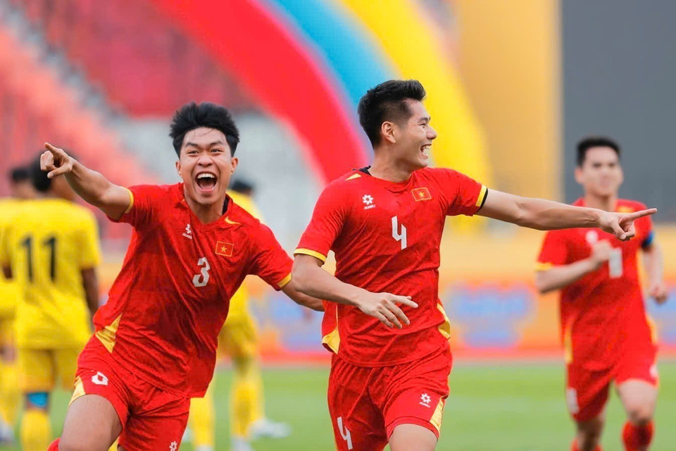 Vietnam U22 players celebrate as Hieu Minh (4) scores the opening goal. (Photo: Minh Quyet – VNA correspondent in Thailand)