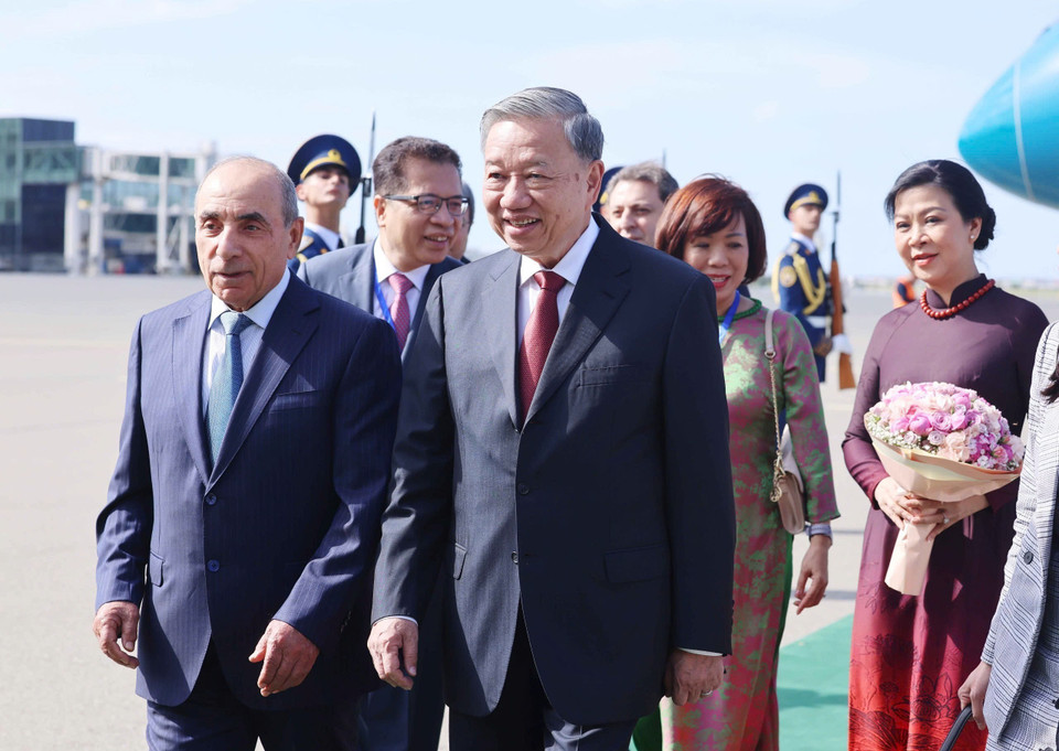 First Deputy Prime Minister of Azerbaijan Yagub Eyyubov welcomes Party General Secretary To Lam and his spouse at Heydar Aliyev International Airport in Baku. (Photo: Thong Nhat – VNA)