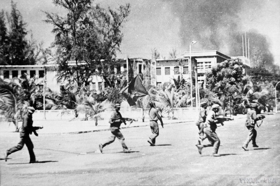 At noon on January 7, 1979, the Cambodian revolutionary armed forces, together with Vietnamese volunteer soldiers, liberate Phnom Penh, overthrowing the Khmer Rouge genocidal regime and bringing a brighter future to the land of the Angkor temples. (Photo: VNA)