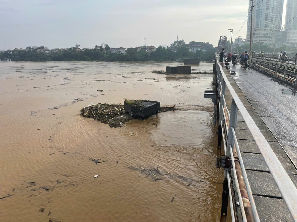 Rising Red River waters seen from Long Bien Bridge. (Photo: An Dang – VNA)