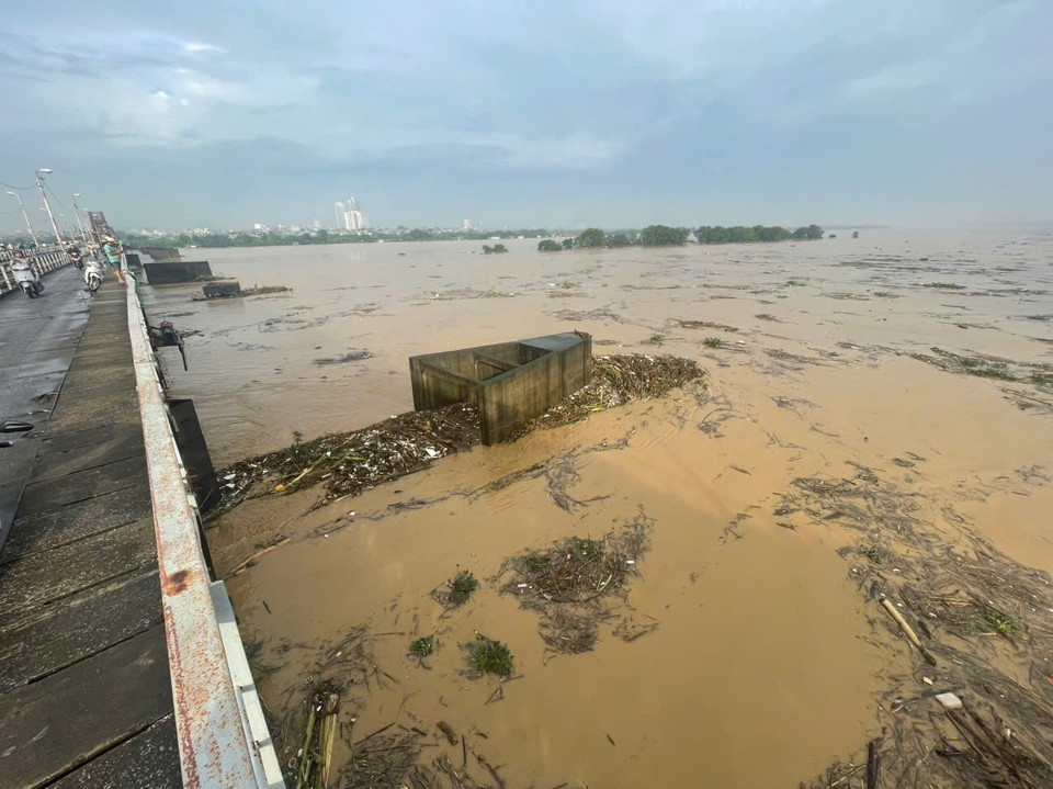 Rising Red River waters affect the lives of Hanoi residents. (Photo: An Dang – VNA)
