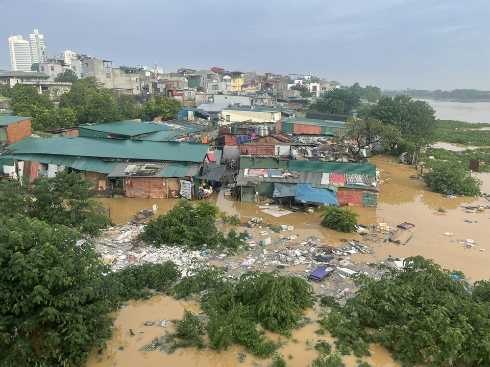 Rising Red River waters affect the lives of Hanoi residents. (Photo: An Dang – VNA)