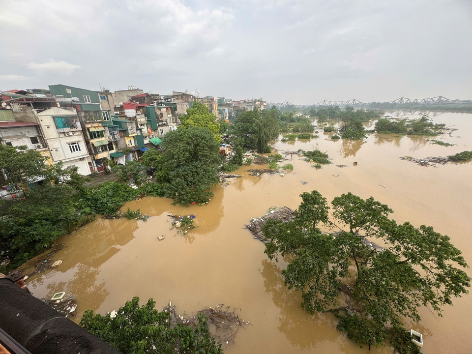 Rising Red River waters affect the lives of Hanoi residents. (Photo: An Dang – VNA)