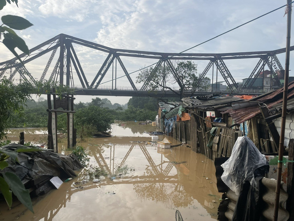 Rising Red River waters affect the lives of Hanoi residents. (Photo: An Dang – VNA)