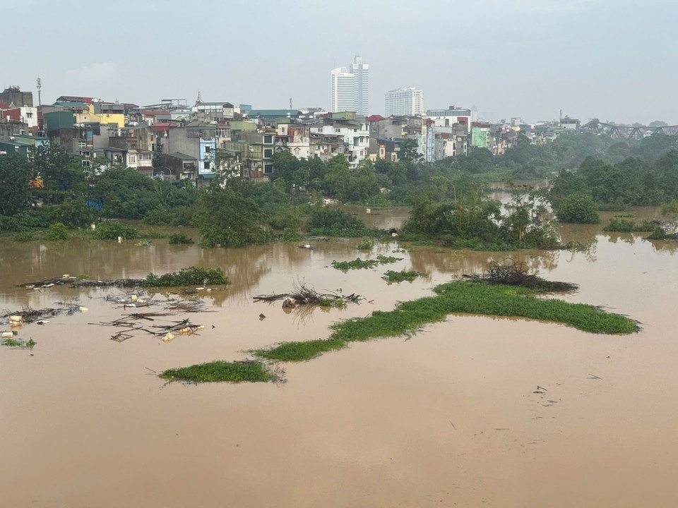 Rising Red River waters affect the lives of Hanoi residents. (Photo: An Dang – VNA)