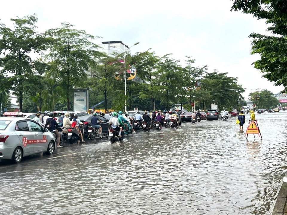 Dam Quang Trung Street remains heavily flooded, disrupting traffic on the morning of October 1. (Photo: Thanh Phuong – VNA)