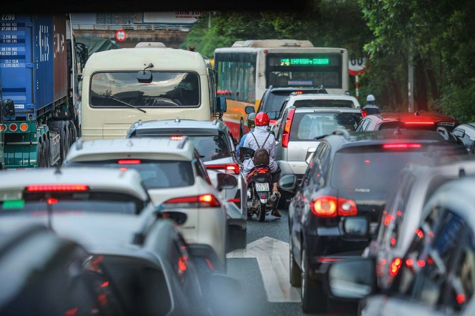 Prolonged congestion along Thang Long Avenue heading from Hanoi to Lang–Hoa Lac, with many sections still submerged 40–80 cm deep; motorbikes forced to use car lanes on the expressway. (Photo: Hoang Hieu – VNA)
