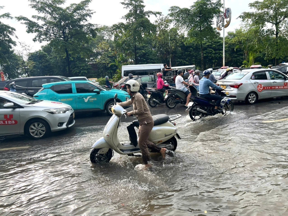 Dam Quang Trung Street remains heavily flooded, disrupting traffic on the morning of October 1. (Photo: Thanh Phuong – VNA)
