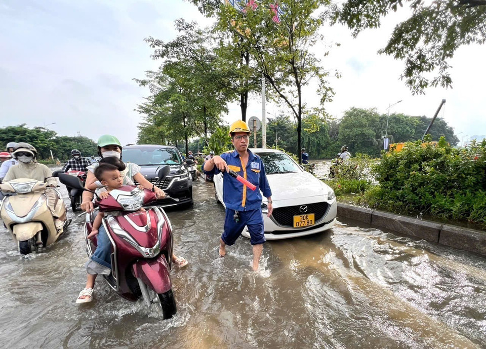 Dam Quang Trung Street remains heavily flooded, disrupting traffic on the morning of October 1. (Photo: Thanh Phuong – VNA)