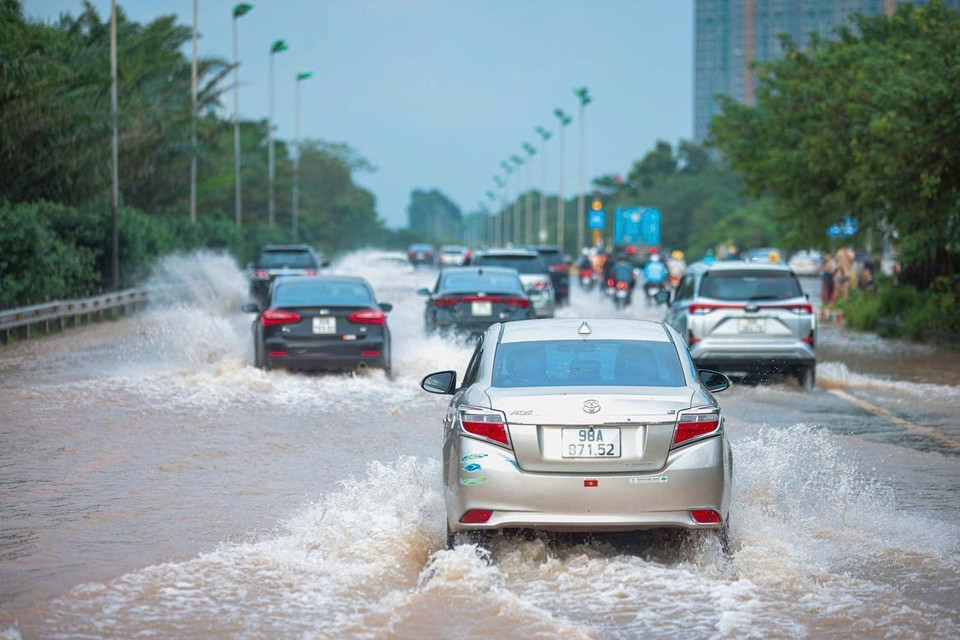 Heavy congestion along Thang Long Avenue heading from Hanoi to Lang–Hoa Lac, with many sections still under 40–80 cm of water. (Photo: Hoang Hieu – VNA)