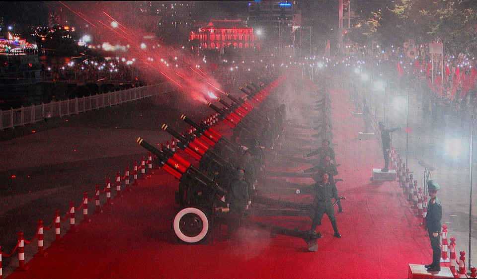 Cannon salute during the flag-raising ceremony at the parade rehearsal marking the 50th anniversary of Southern Liberation and National Reunification. (Photo: Thanh Vu – VNA)