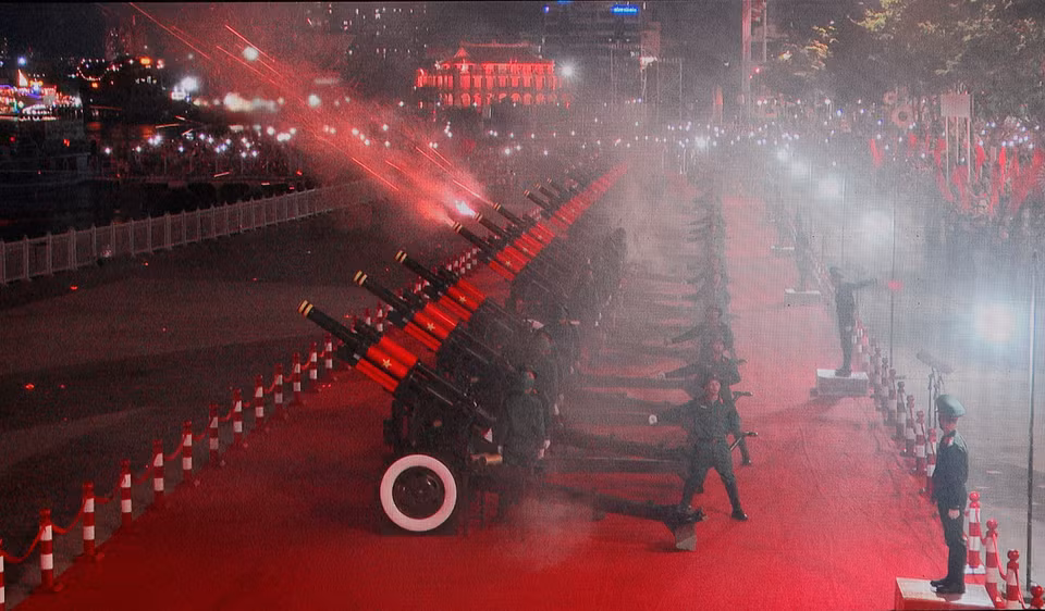 Cannon salute during the flag-raising ceremony at the parade rehearsal marking the 50th anniversary of Southern Liberation and National Reunification. (Photo: Thanh Vu – VNA)