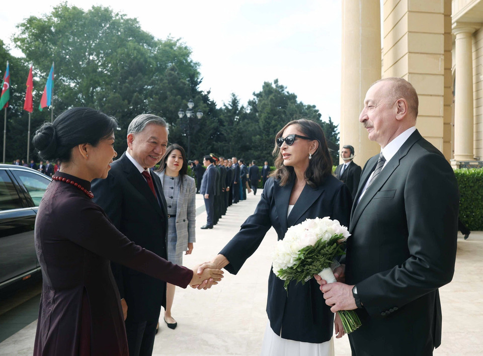 President Ilham Aliyev and his spouse welcome Party General Secretary To Lam and his spouse. (Photo: Thong Nhat – VNA)