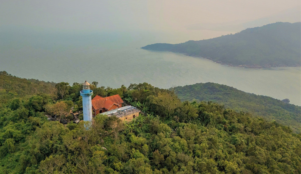 A lighthouse stands atop the peak of Son Cha Island. (Photo: VNA)