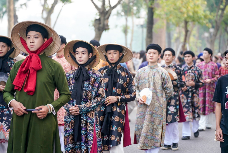 The parade troupe circles Hoan Kiem Lake. Photo: Khanh Hoa – VNA