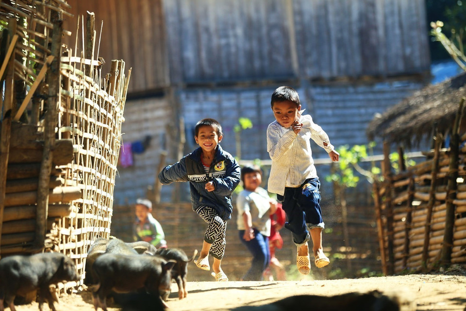 Photography serves as a powerful medium for promoting Vietnam’s culture and people to the world. In the photo: Children in the mountainous region play with their friends, full of joy. (Photo: VNA)