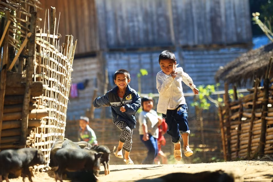 Photography serves as a powerful medium for promoting Vietnam’s culture and people to the world. In the photo: Children in the mountainous region play with their friends, full of joy. (Photo: VNA)